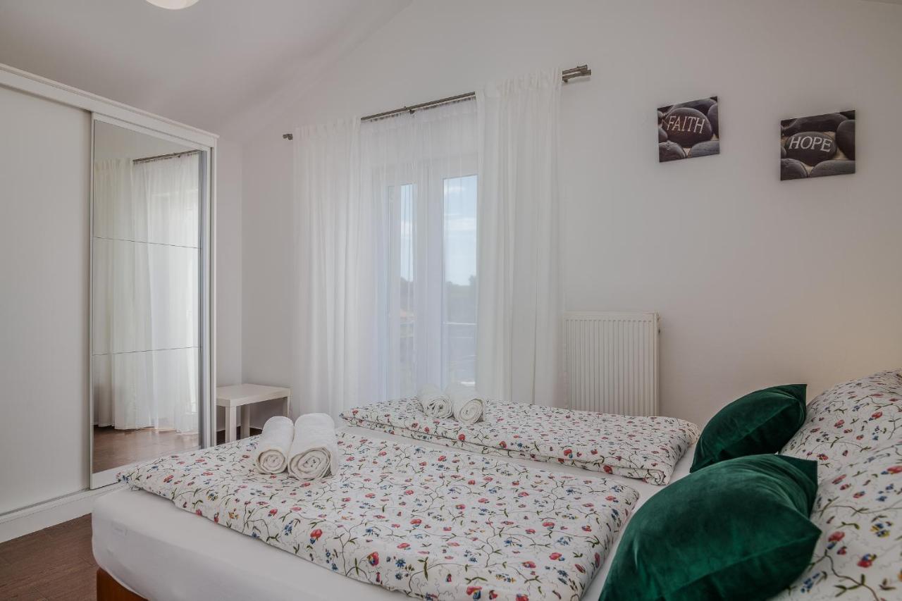Apartment Marina Малинска Екстериор снимка