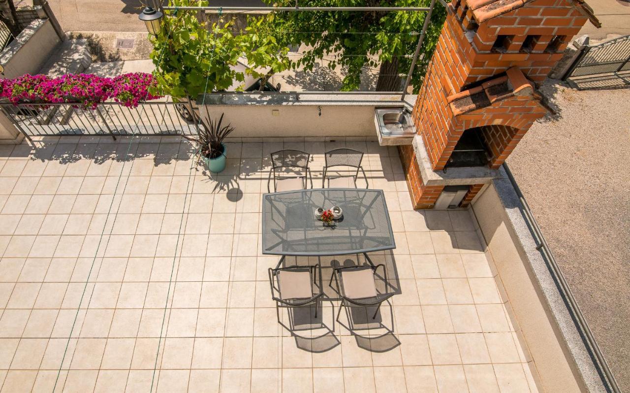 Apartment Marina Малинска Екстериор снимка